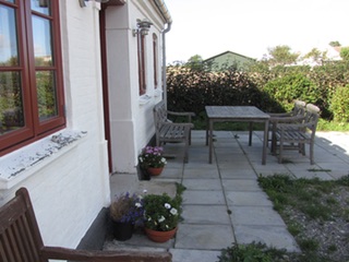Die Ferienwohnung verfügt über eine Terrasse mit Sitzgelegenheit.